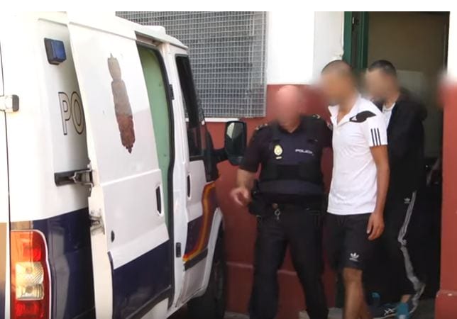 خطير وبالفيديو. الشرطة الاسبانية حجزت سيفا لدى مغربي إقتحم باب سبتة بسيارته على طريقة المافيا