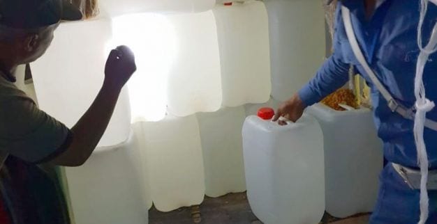 جمارك الناظور تحجز 1400 لتر من الكحول المهرب و500 كلغ من العنب الجاف