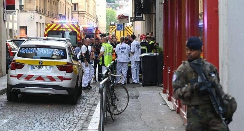شاهد اعتقال المتهم. مقتل شخص وإصابة 8 في حادث طعن بمدينة ليون الفرنسية