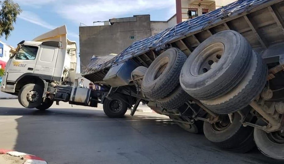 خنيفرة. مصرع سائق ومرافقه بعد انقلاب شاحنتهما