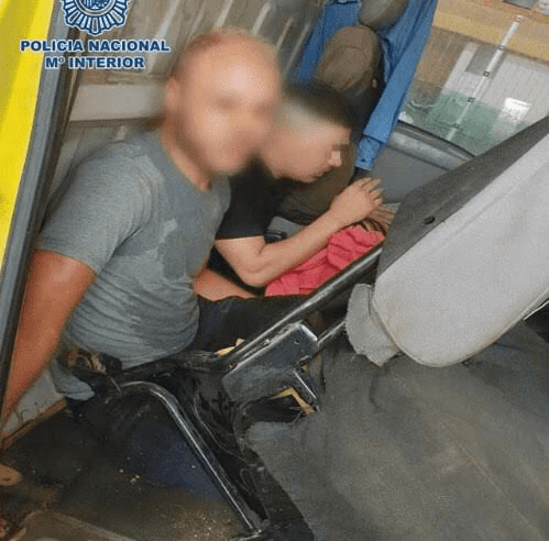 مليلية. شرطة الميناء تجهض تهريب شابين إلى إسبانيا داخل سيارة مهاجر مغربي