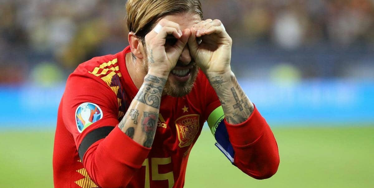 “احتفال النظارة”…البطاقة الصفراء لراموس والحكم يعتذر