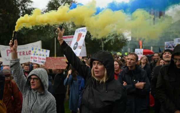البريطانيون يخرجون في احتجاجات تنديدا بتعليق أعمال البرلمان