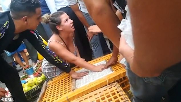 هجوم “الكاورية” على “مول الدجاج” بطنجة يصل إلى الصحافة العالمية