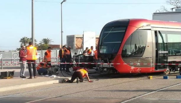 كازا. سيارة تخرج “الترامواي” عن مساره وتوقف الحركة