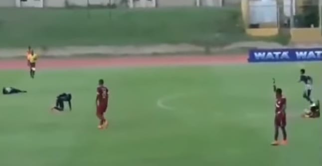 شاهد. برق “يصعق” لاعبين خلال مباراة في كرة القدم