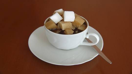 الإفراط بتناول السكر مضر للأوعية الدموية