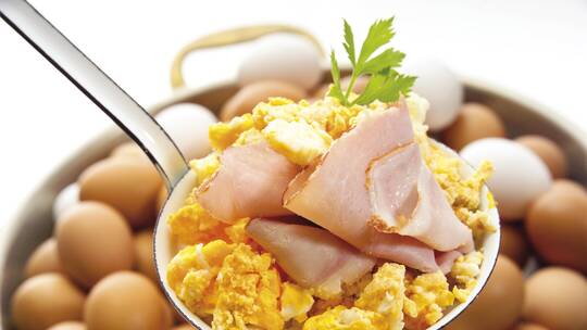 ما خطر تناول البيض بكميات كبيرة؟