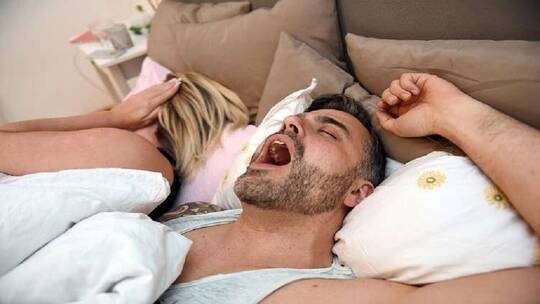 دراسة جديدة تفضح أسطورة شائعة عن علاقة الشخير بالنوم