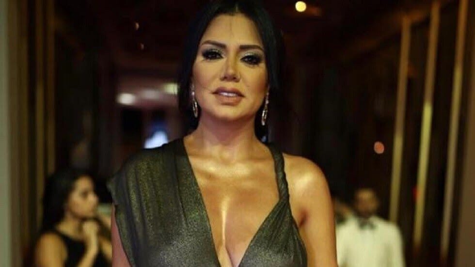 رانيا يوسف.. تثير الجدل بين المصريين بفستان جريء على السجادة الحمراء