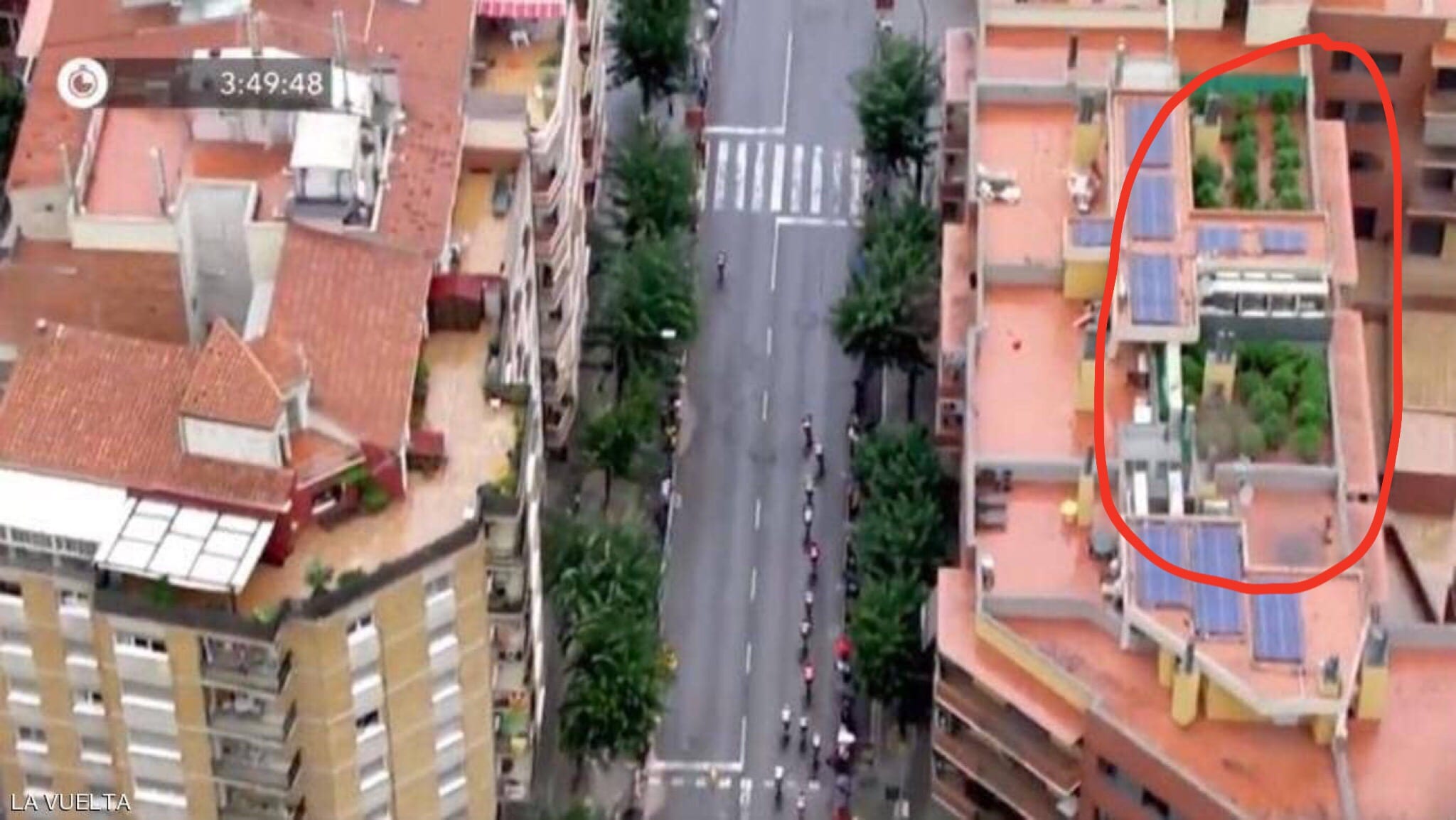 إسبانيا. واحدْ داير جريدة بـ”العْشبة” فالسطيحة. وكاميرا سباق للدراجات تكشف “المستور”