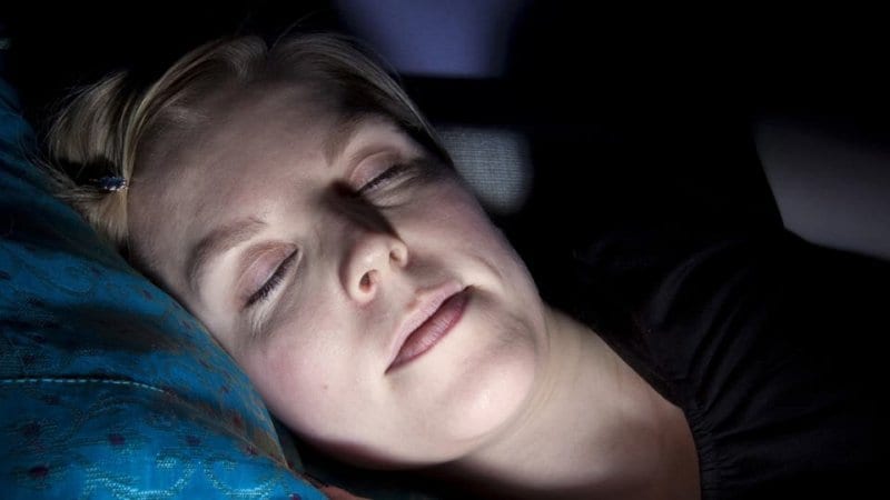 للنساء.. إياكِ والضوء أثناء النوم