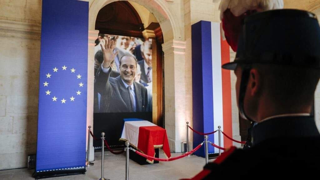 الفرنسيون يلقون نظرة الوداع الأخيرة على الرئيس جاك شيراك