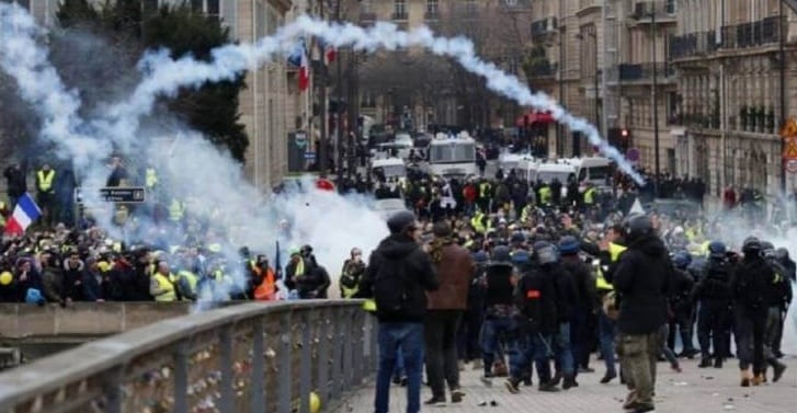 السترات الصفراء. مواجهات “عنيفة” في باريس والشرطة تعتقل عشرات المحتجّين