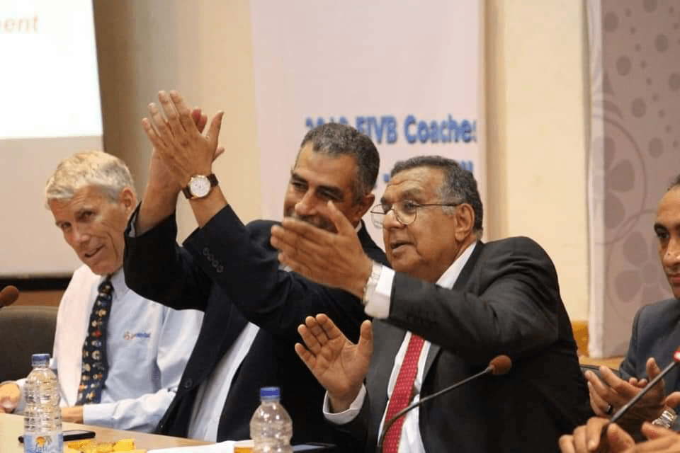 قبل مجيئه إلى المغرب. الأمريكي كاسيل يشرف على معسكر تدريبي للكرة الطائرة في مصر