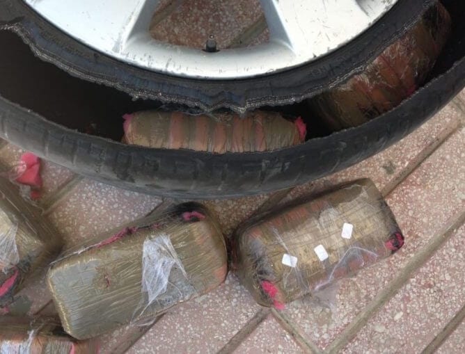 باب سبتة. الجمارك تحبط تهريب 17 كيلوغراما من الحشيش داخل عجلة سيارة