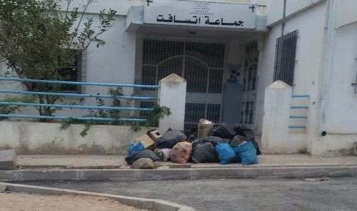 الدريوش. محتجون “يغرقون” مقر جماعة بالنفايات احتجاجا على تراكمها في الشوراع