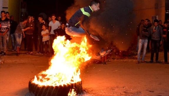 شاهد. إصابات واعتقالات في الدار البيضاء في أحياء حوّلها “قنبولْ عاشورا” إلى ساحات حرب