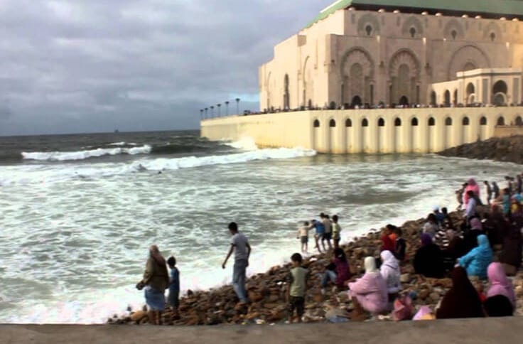 كازا. الأمواج تبتلع شابا من سباتة قبالة مسجد الحسن الثاني