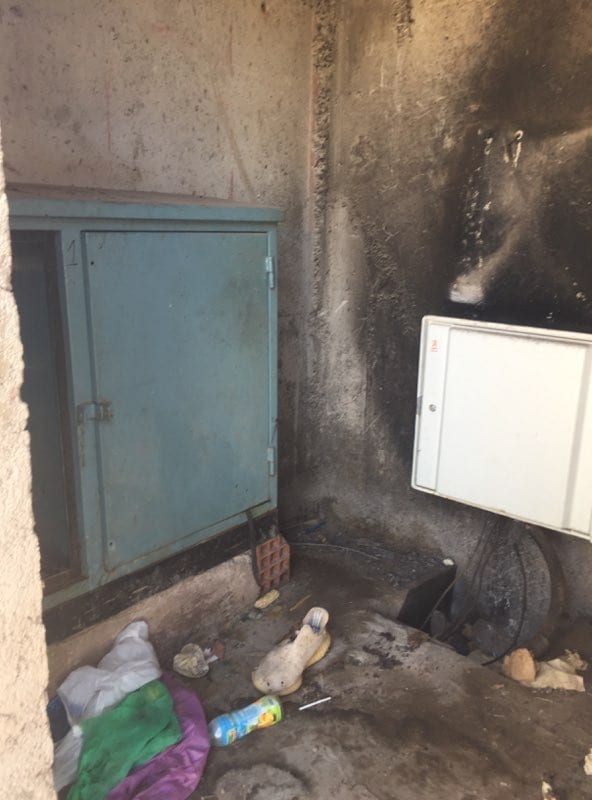 غرفة محوّل كهربائي وسط وجدة بدون باب تتحول الى مأوى للمتشردين