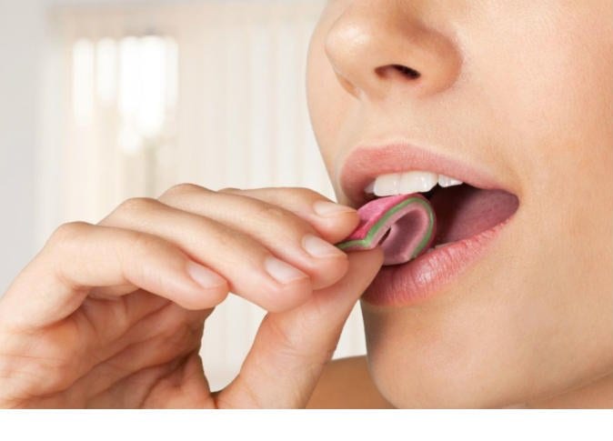 الأطباء يكشفون دور العلكة في الحفاظ على صحة الأسنان