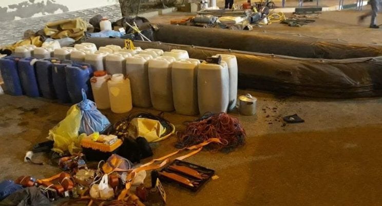 العيون. الشرطة القضائية تفكّك عصابة للتهريب الدولي للمخدرات وتحجز أسلحة وزوارق مطاطية وسيارات