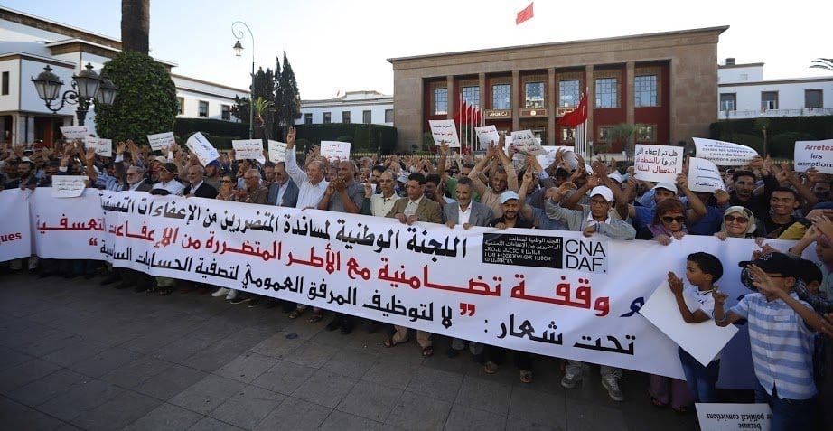 الرباط. حقوقيون يحتجّون أمام البرلمان على إعفاء وزارة أمزازي أطرا في “العدل والإحسان”