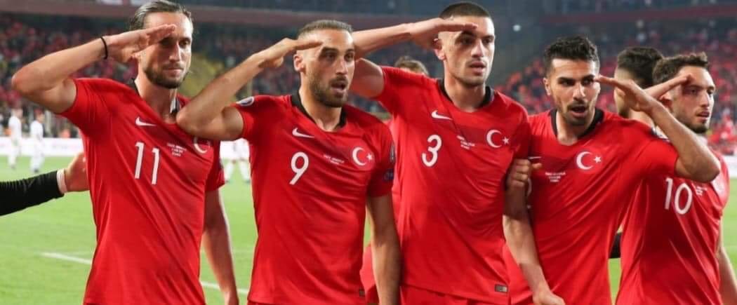 تحية عسكرية للاعبي المنتخب التركي. الاتحاد الأوربي يفتح تحقيقا