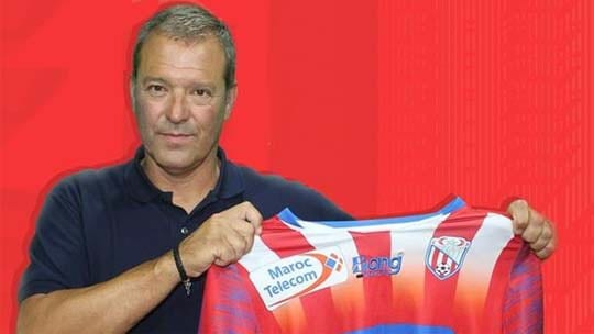 بعد نجاحاته رفقة المغرب التطواني. أنخيل فياديرو يجلب اهتمام الصحافة الإسبانية