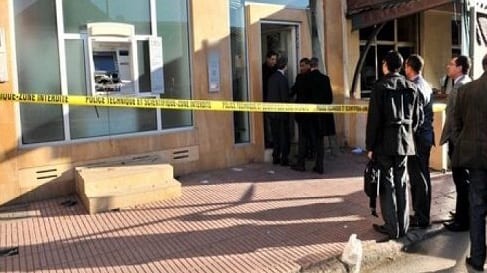 أيت أورير. مجهولون يخربون شبابيك بنكية ويستنفرون يستنفر درك الحوز