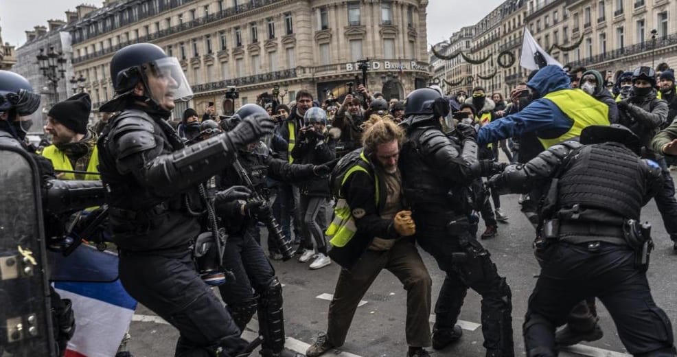 فرنسا. الشرطة تعتقل مجموعات من ”السترات الصفراء” في عدة مدن