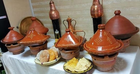 الغنمي مدرّح بـ”الكيفْ”.. العثور على مخدرات منسية في طواجين مغربية في مطعم فرنسي