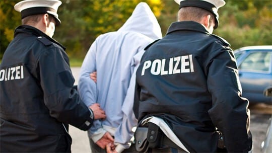 “نافري”.. إيقاف شرطي ألماني نعت لاجئا مغربيا بلفظ عنصري