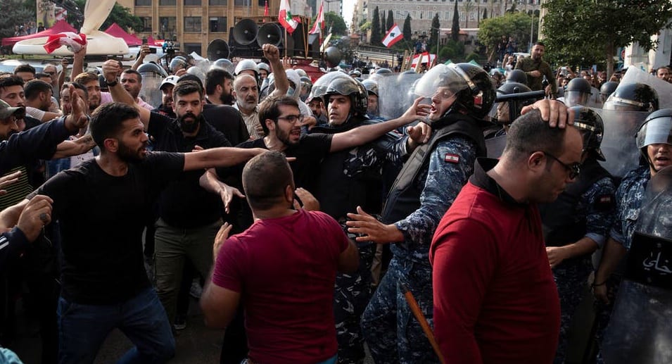 لبنان. ميليشيات تابعة لـ”حزب الله” تشتبك مع محتجين في بيروت