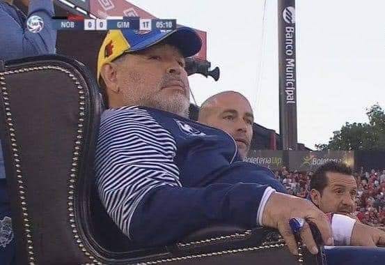 مارادونا يقود فريقه من على “كرسي العرش”