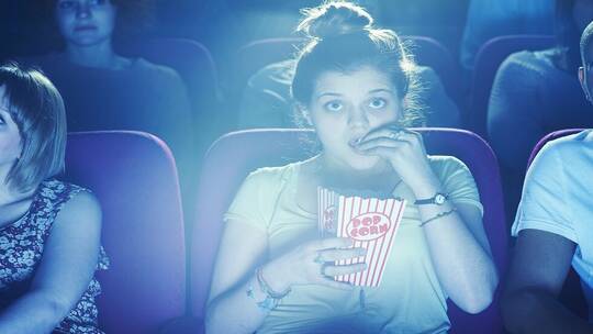 تحذير.. مشاهد الافلام يسرع ظهور شيخوختك