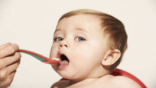 تقرير أمريكي مروع يكشف عن وجود معادن سامة في غذاء الأطفال
