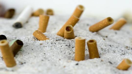 خبراء يدعون لحظر اعقاب السجائر ويكشفون “خرافتها” الخادعة