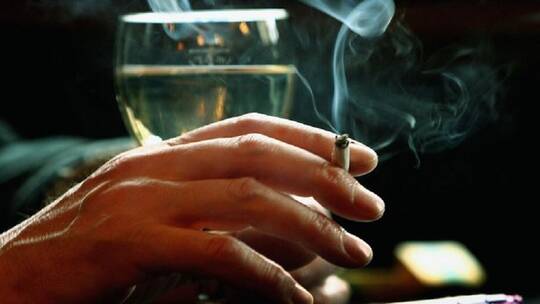 خطر صحي كبير ينجم عن التدخين وإدمان الكحول معا