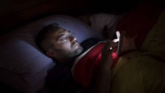 إدمان الهاتف الذكي قبل النوم يفقد رجلا بصره