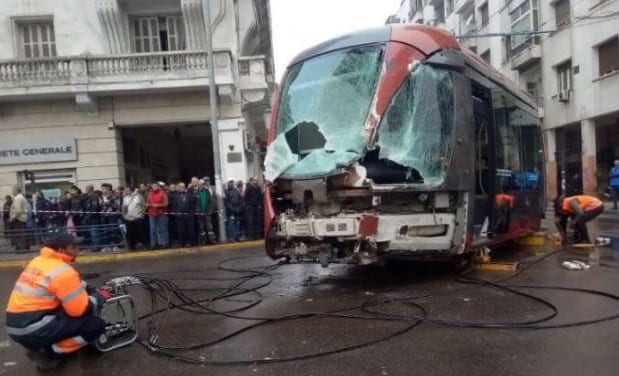 الدار البيضاء. اصطدام “الترام” بشاحنة يشلّ حركة السير