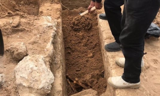 من أجل “الكْنز”.. ضبط عصابة تنبش مقابر في اشتوكة أيت باها