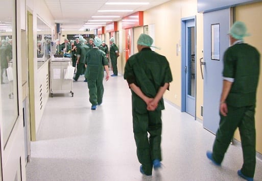 الشيك مقابل العملية.. كنوبس “يشنّ الحرب” على مصحات الضمان (صحافة)