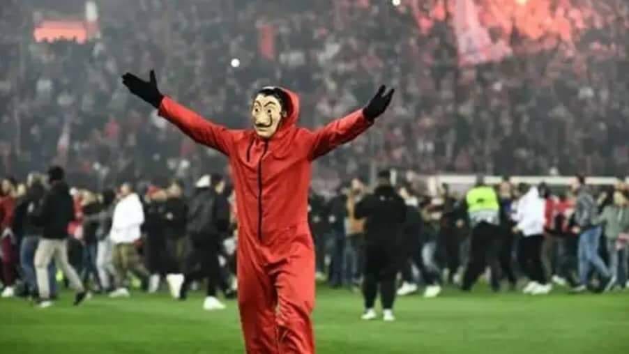 متعصبون لأولمبياكوس يعتدون على جماهير بايرن في عصبة أبطال “U19” ويُنهون المباراة قبل الوقت