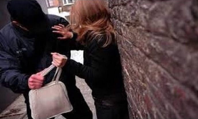 خطير. طالبة جامعية تنجو من “كريساج” بالسلاح الأبيض في وجدة