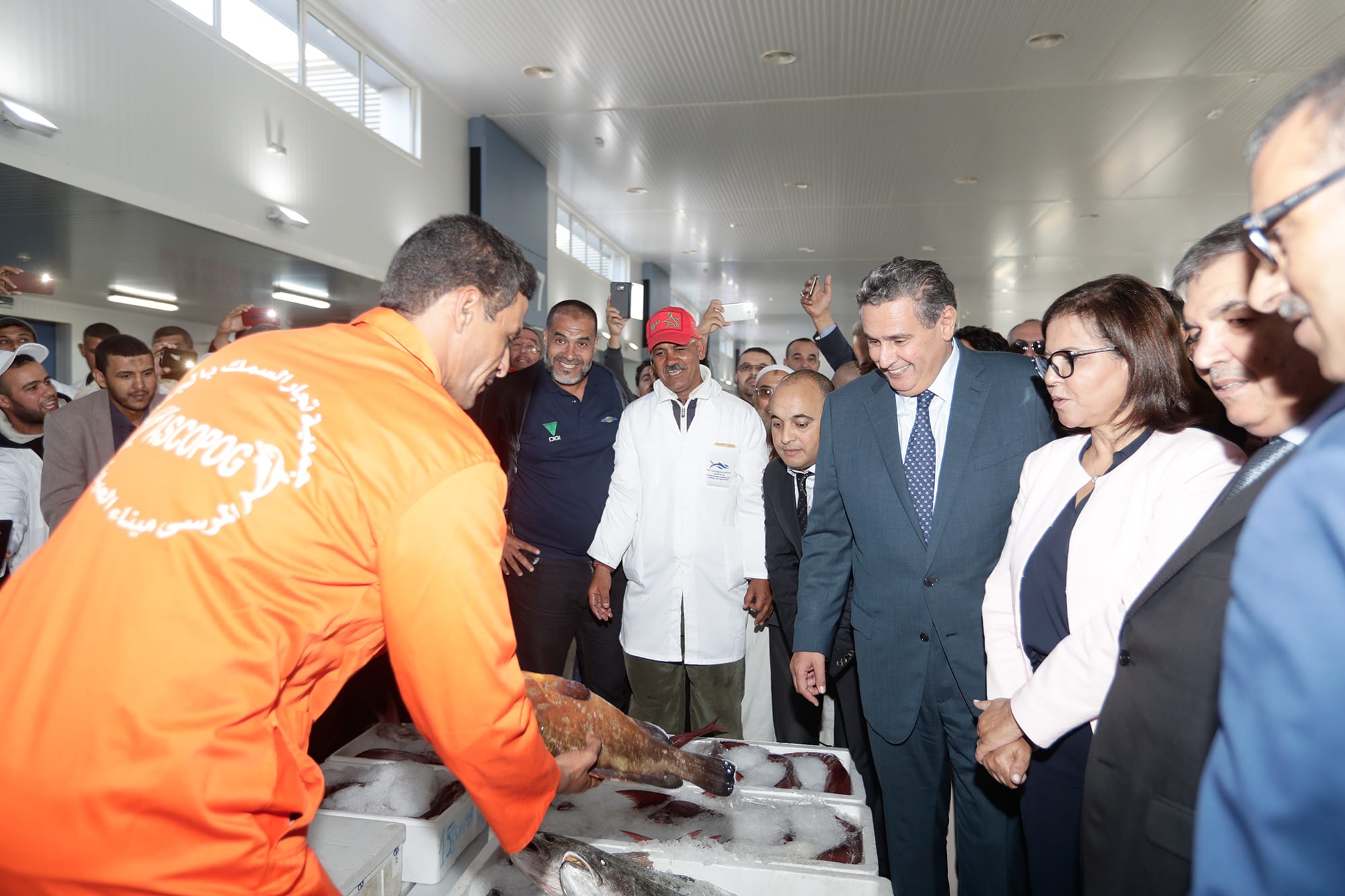 بالصورة. أخنوش يفتتح سوق الجملة الجديد للسمك بأنزكان وسط ترحيب المهنيين
