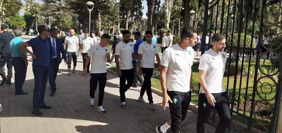 بالصور. المنتخب المغربي يتجول في مدينة وجدة قبل مباراة ليبيا