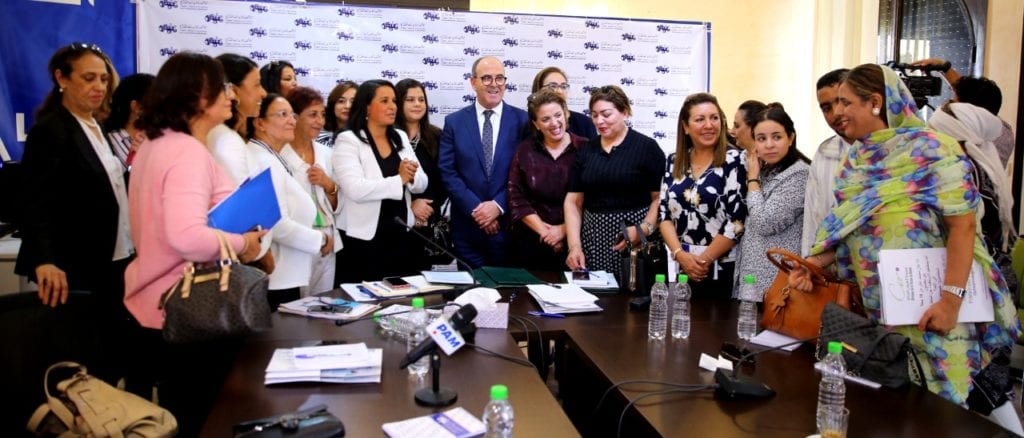 شاهد ربورتاج توقيع زعيم “البام” وجمعية “جسور ” على “ميثاق المناصفة”