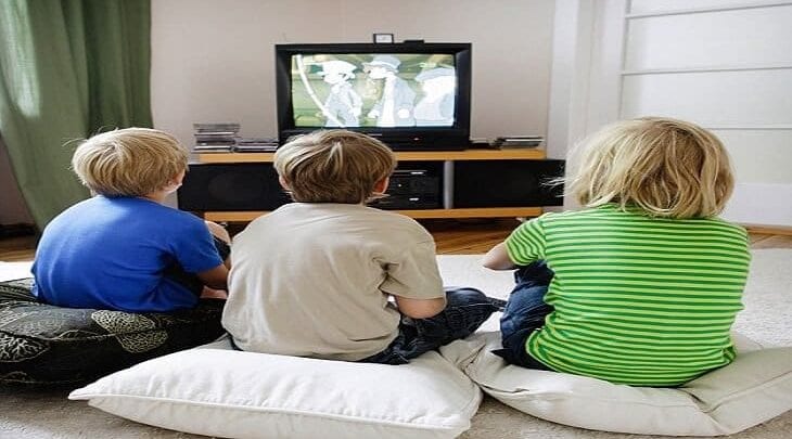مشاهدة التلفزيون.. هل تؤثر على مستوى ذكاء الأطفال؟