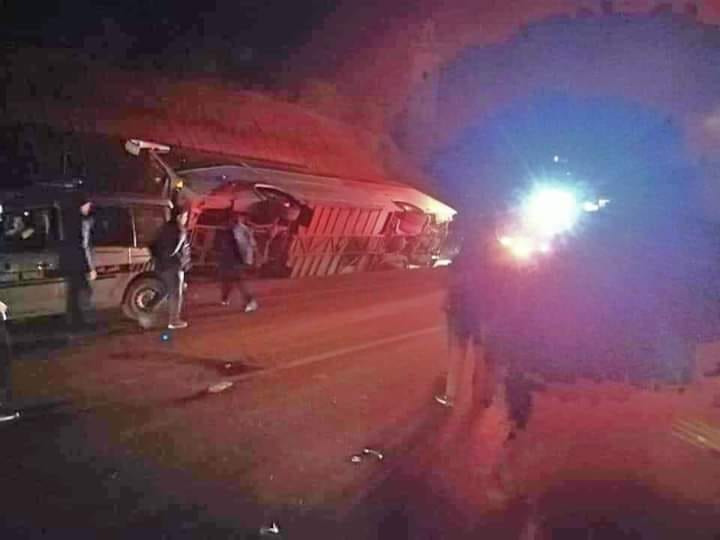 انقلاب حافلة لمشجعي “الكاك” والحصيلة أزيد من 20 مصابا